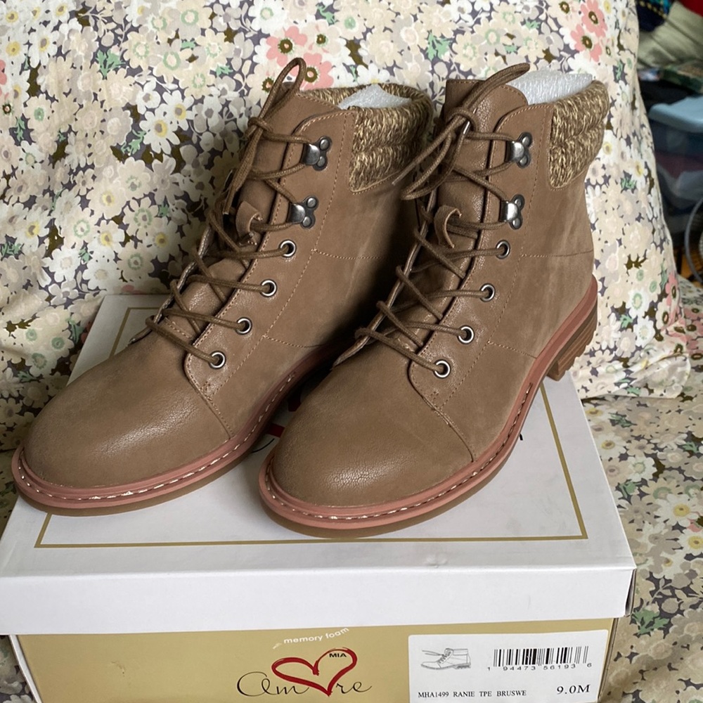 Mia Amore Ranie Ankle Boot       NWT & box